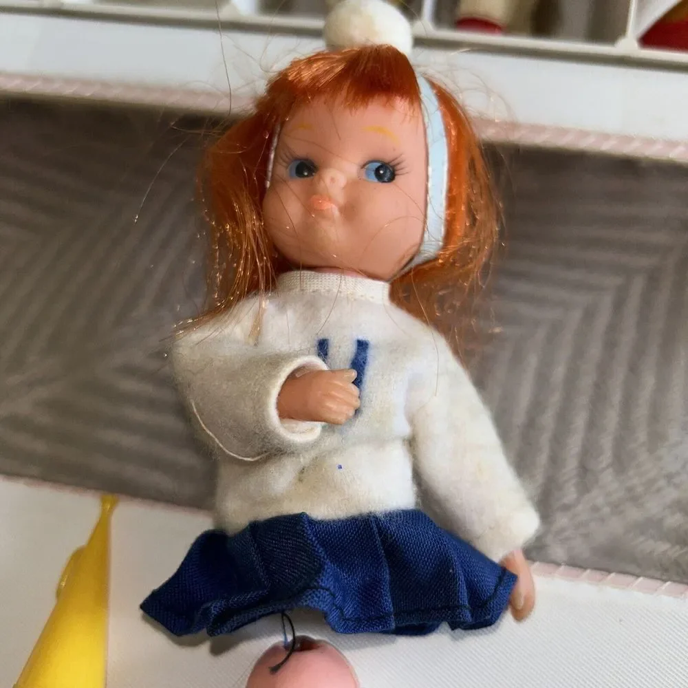 SUPER RARE KITTY COED CHEERLEADER BIG & GLANCING EYES FUN WORLD HUGGLES DOLL‎ B1